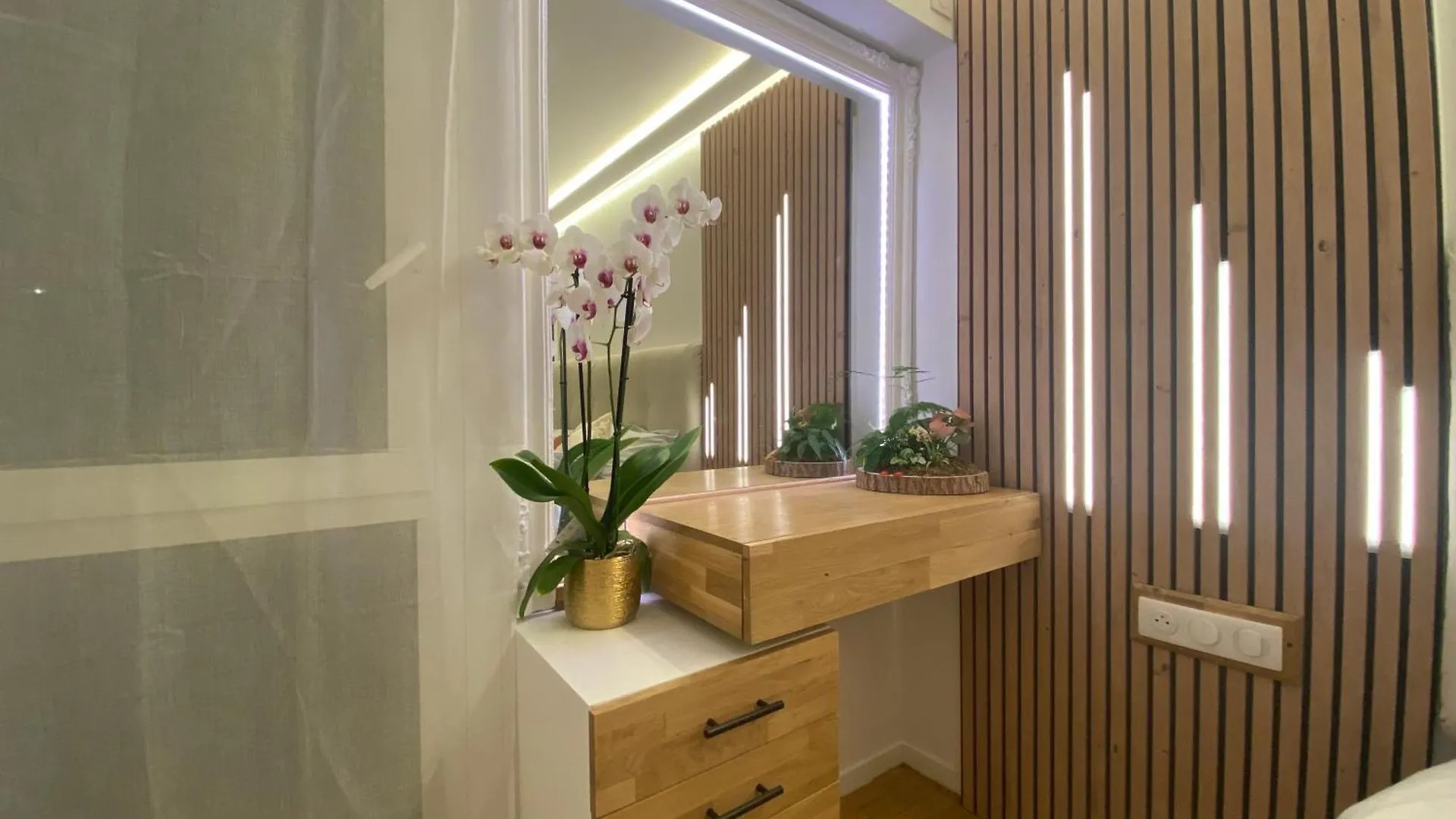 Luxurious And Glamorous Apartment Paris